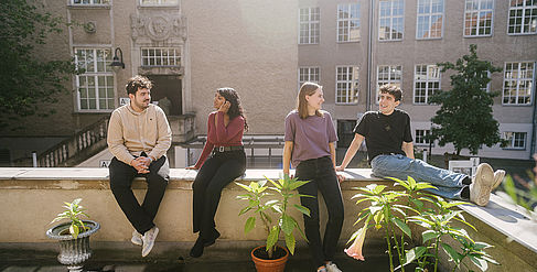 Studierende auf dem Campus Treskowallee